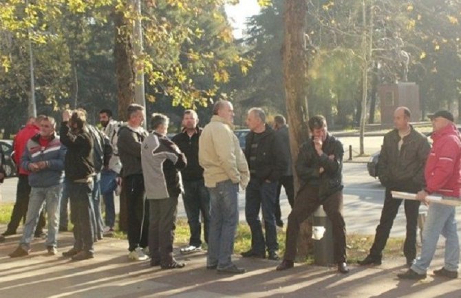 Žugić željezarcima okupljnim pred Vladom: Pare nijesu problem