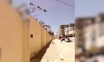 Radnici hotela jure pomahnitalog teroristu i gađaju ga flašama (Video)