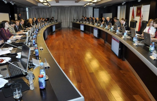 Vlada: Javni sektor se sporo rješava viškova