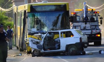 U sudaru autobusa i automobila povrijeđeno troje djece 