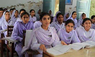 Kisjelinom isprskali tinejdžerke jer idu u školu