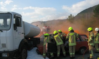 Simulirali udes dva putnička vozila i cistijerne