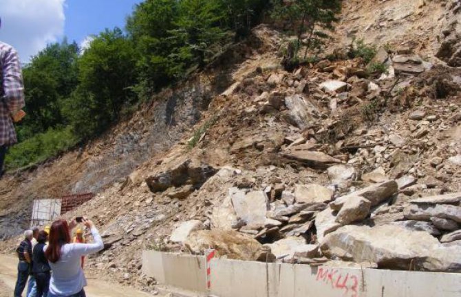 Na magistralnom putu Mojkovac-Bijelo Polje saobraća se jednom trakom naizmjenično