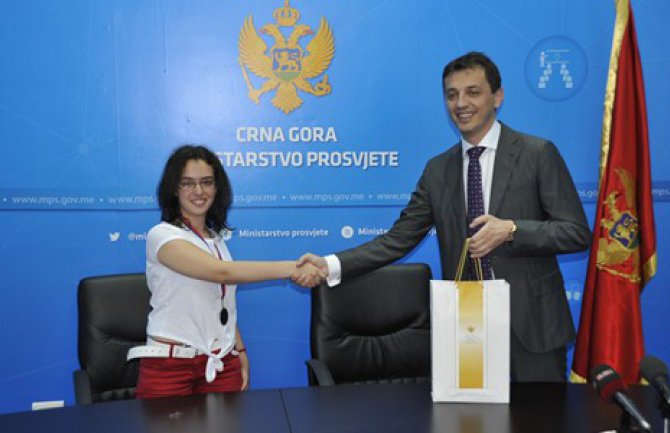 Ministar Bošković nagradio Majdu Šukuricu