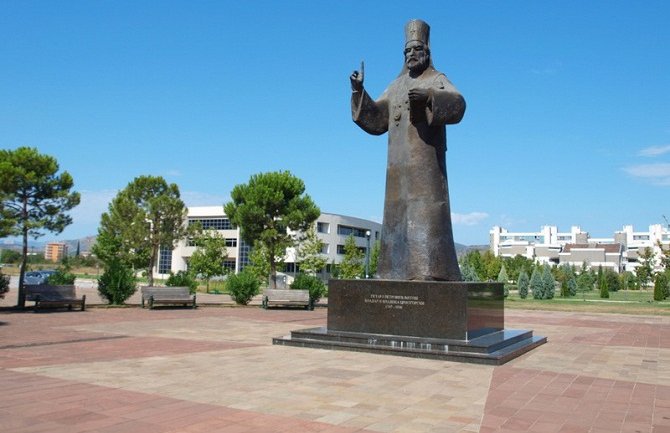 Postavljena bina za Čolića