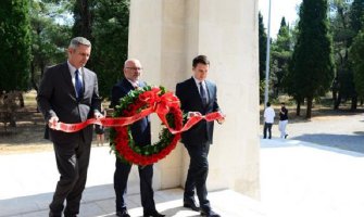 Delegacija Podgorice položila vijenac na spomenik Partizanu borcu na Gorici