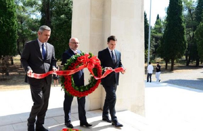 Delegacija Podgorice položila vijenac na spomenik Partizanu borcu na Gorici