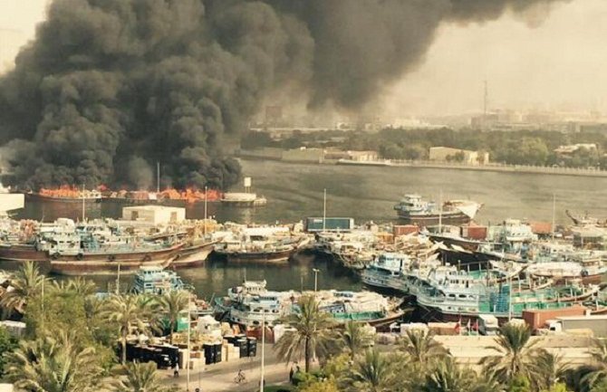 Nekoliko brodova gori u Dubai Kriku (VIDEO)