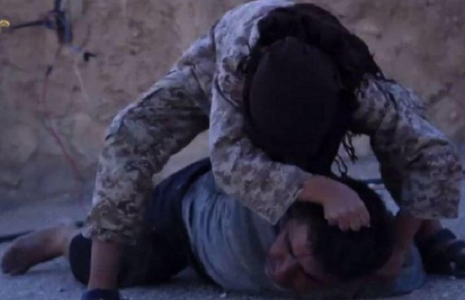 Dječak iz ISIS-a obezglavljuje pred kamerom (Foto)