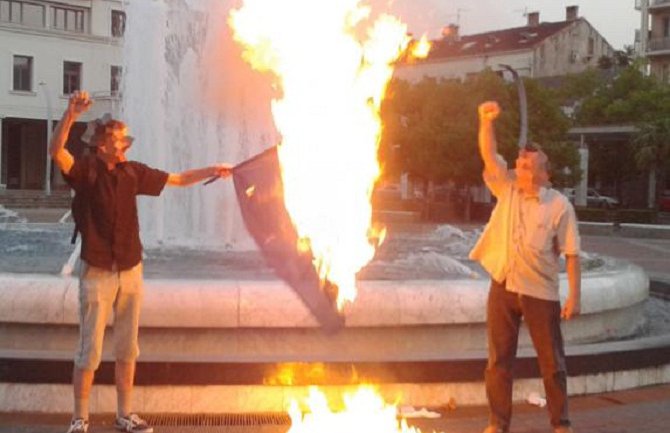 Zapalili NATO zastavu na Trgu republike u Podgorici