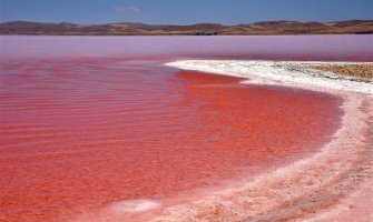 Jezero Tuz zimi je svijetloplavo, a ljeti crveno