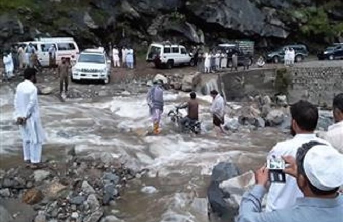 U poplavama u Pakistanu troje poginulo, hiljade ugroženo