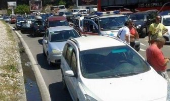Vozači na 43 stepena čekali u koloni dugoj 4 kilometra! 