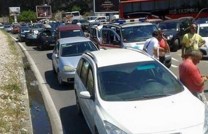 Vozači na 43 stepena čekali u koloni dugoj 4 kilometra! 