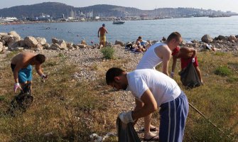 Volonteri očistili nezakupljeni dio plaže, bez naknade i koristi (Foto)