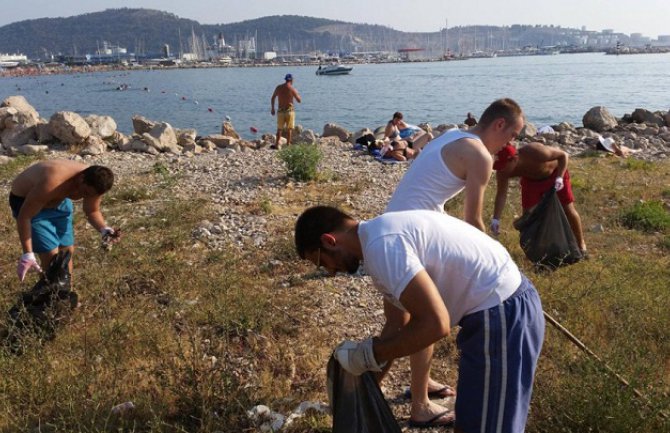 Volonteri očistili nezakupljeni dio plaže, bez naknade i koristi (Foto)
