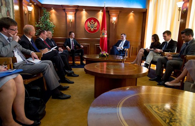 Parlament posvećeno ispunjava svoje obaveze