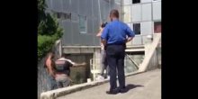 Policajac  koji nije spriječio incident (Video)