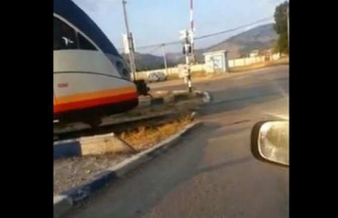 SAMO U CRNOJ GORI: Voz propušta automobil!(Video)