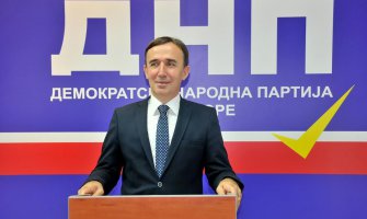 U trendu su momci koji  sirotinji nude srednji prst 