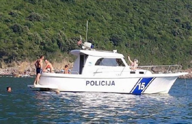 Policijski službenici koristili službeno plovilo za zabavu