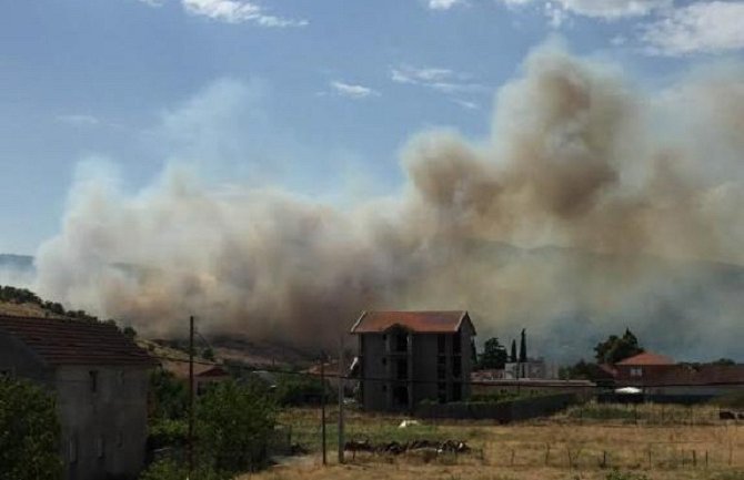 Požari u Podgorici još uvijek aktivni