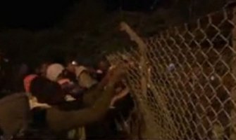 Masa od 200 ljudi pokidala zaštitnu ogradu na ulazu u Evrotunel (VIDEO)