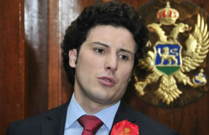 Abazović: Ako SDP želi da se spasi, mora srušiti Vladu