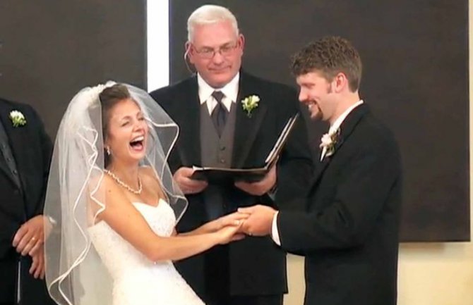 Lapsus mladoženje zasmijao mladu i sve goste!