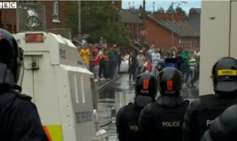 Vodeni top, kamenice i flaše na ulicama Belfasta