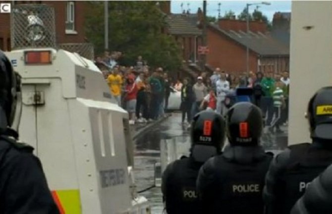 Vodeni top, kamenice i flaše na ulicama Belfasta