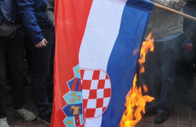 Zapaljena hrvatska zastava u Vinkovcima