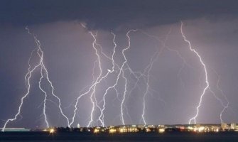 Veliko nevrijeme u Istri, gromovi izazvali požare (Video)