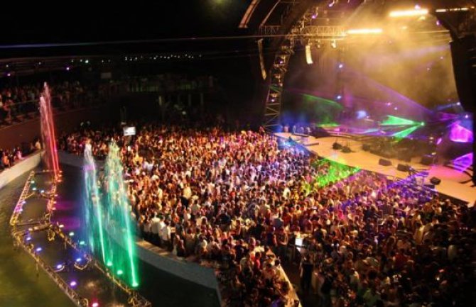 Zbog poljupca u diskoteci Top Hil isprebijan i izbačen gay par