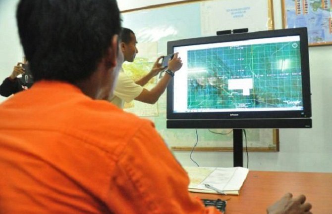 Indonezija: Timovi za spašavanje iz vazduha uočili olupinu srušenog aviona