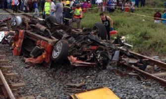 Taksi pao na šine, udario ga voz, 15 mrtvih