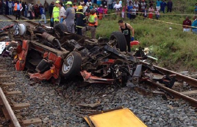 Taksi pao na šine, udario ga voz, 15 mrtvih