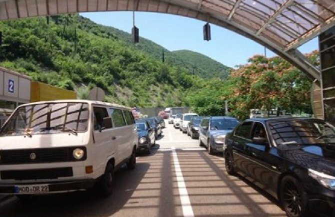 Za tri dana granicu prešlo 150.000 putnika