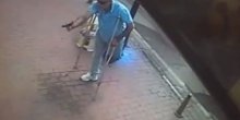  Bez jedne noge i na štakama pucao po prolaznicima, jedva ga svladali (VIDEO)