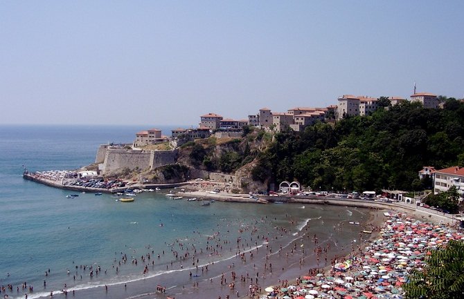 Novi talas turista u Ulcinju