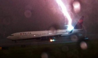 Grom udario u avion, nema povrijeđenih (VIDEO)