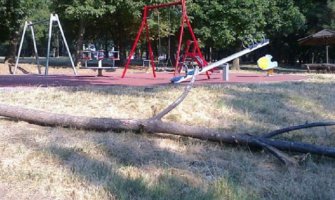 Vaspitačica katapultirala dijete sa klackalice!