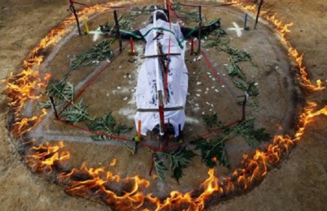 Sveštenik odobrio grupno silovanje i vađenje očiju tinejdžerki