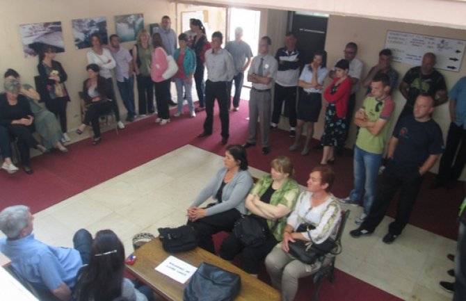 Štrajkač prijeti da će se zapaliti benzinom!