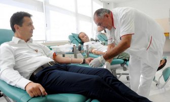 Prosvjetari se u velikom broju odazvali akciji davanja krvi