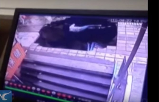 Ljude na stanici progutala ogromna rupa(VIDEO)