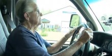 Baka od 87 godina upravlja vozilom hitne pomoći i spašava živote (VIDEO)