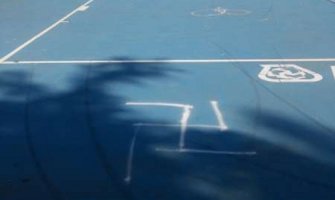 Osvanuli kukasti krstovi na igralištu u Tivtu