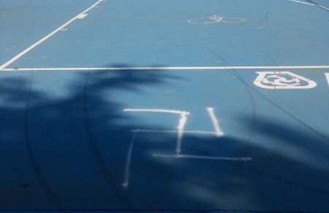 Osvanuli kukasti krstovi na igralištu u Tivtu