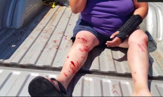 Mladići  izudarali nasilnika koji je na parkingu tukao svoju suprugu(VIDEO)